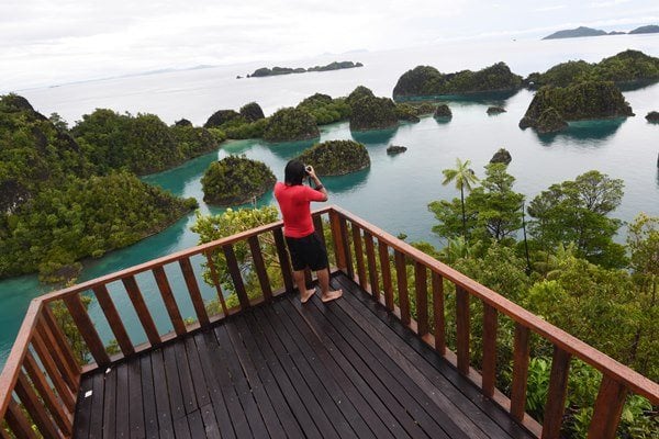 Wisatawan memotret kawasan wisata Piaynemo di Raja Ampat, Papua Barat, beberapa waktu lalu. (SinPo.id/Antara)