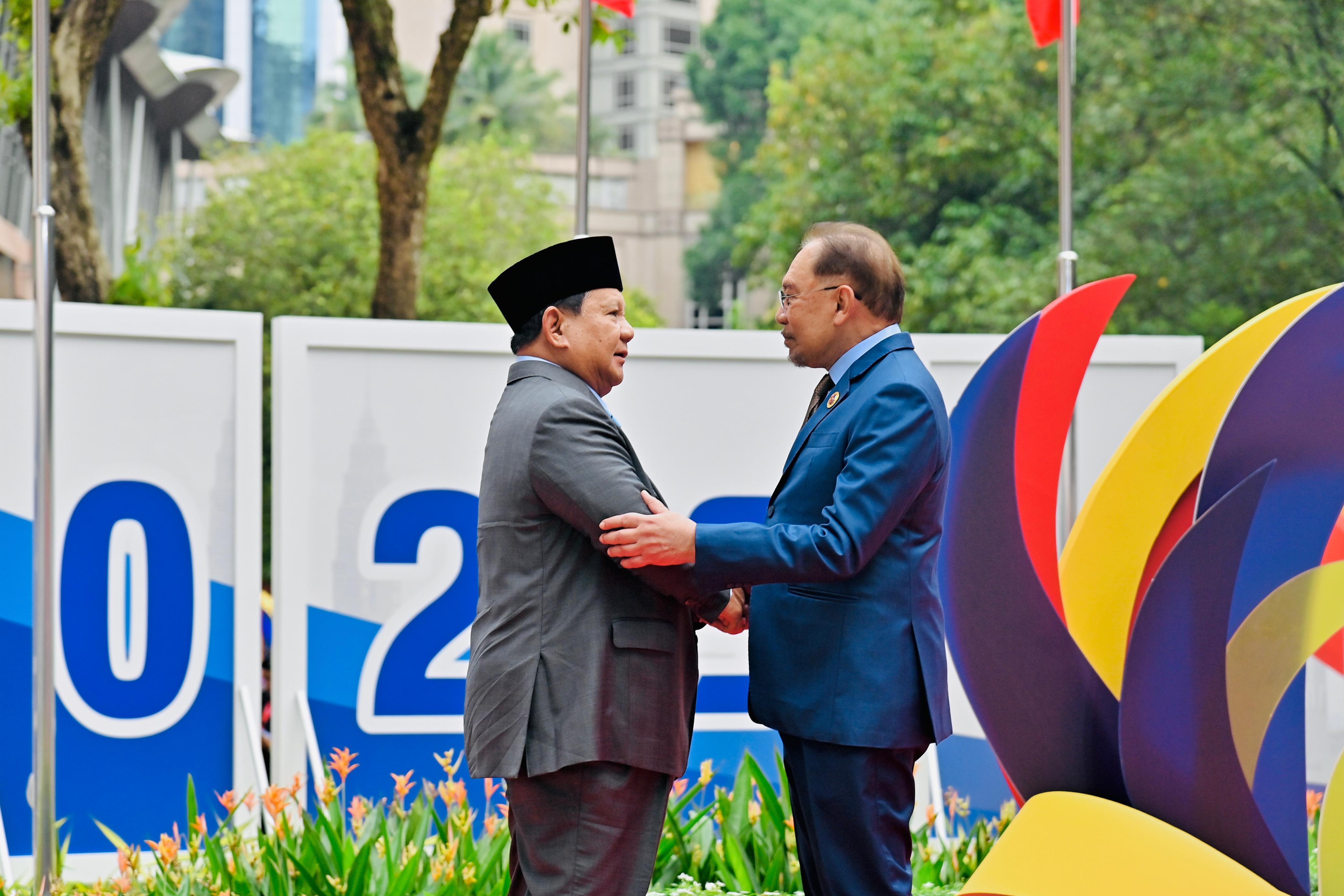 Perdana Menteri Malaysia Anwar Ibrahim menyambut kedatangan Presiden Republik Indonesia Prabowo Subianto (SinPo.id/Setpres)