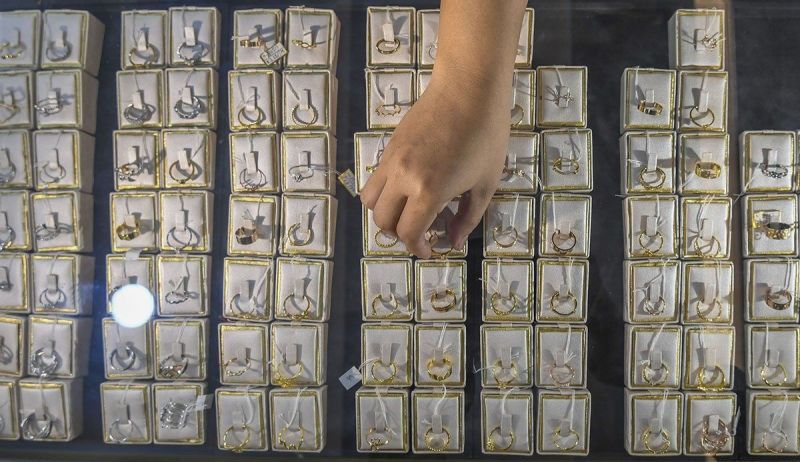 Ilustrasi. Karyawan menata perhiasan emas di Kantor Pusat Galeri 24 Pegadaian, Jalan Salemba Raya. (SinPo.id/Antara)