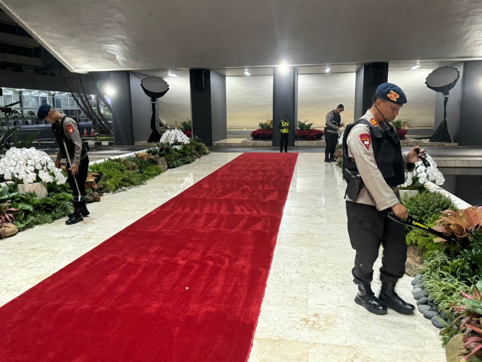 Sterilisasi di Gedung DPR/MPR (SinPo.id/ Humas Polda Metro Jaya)