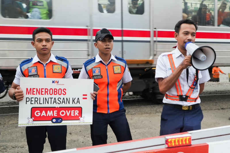 KAI Daop 1 menggelar sosialisasi keselematan di perlintasan KAI di Kemuning Raya, Pejanten Timur (Ashar/SinPo.id)