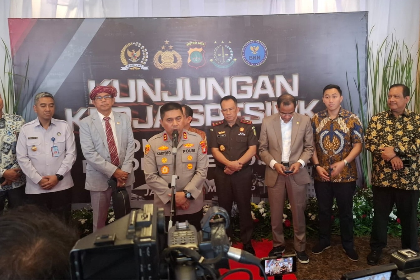 Kapolda Metro Jaya, Irjen Karyoto bersama anggota DPR, Kejati, dan BNN (SinPo.id/Firdausi)