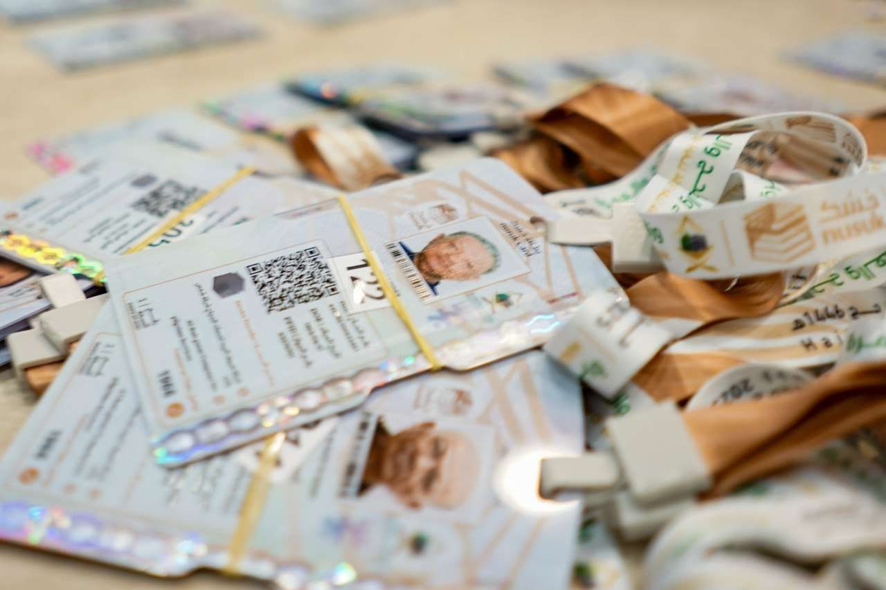 Pembagian kartu nusuk kepada jemaah Haji Indonesia. (SinPo.id/MCH 2025)