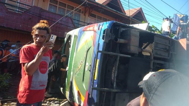 Bus ALS Terjepit di Padang Panjang, Sumbar. (SinPo.id/Istimewa)