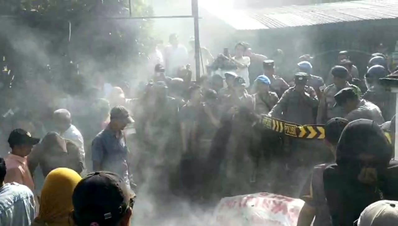 Aksi protes pendukung Ii Sumirat di depan kantor Bawaslu Bengkulu Selatan (SinPo.id/ Tangkapan layar)