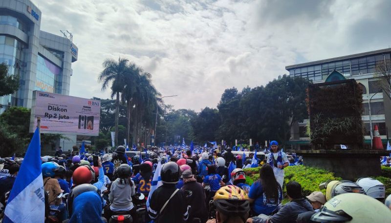 Kepadatan ribuan bobotoh Persib Bandung di kawasan Viaduct, Kota Bandung pada Minggu, 25 Mei 2025. (SinPo.id/Antara)