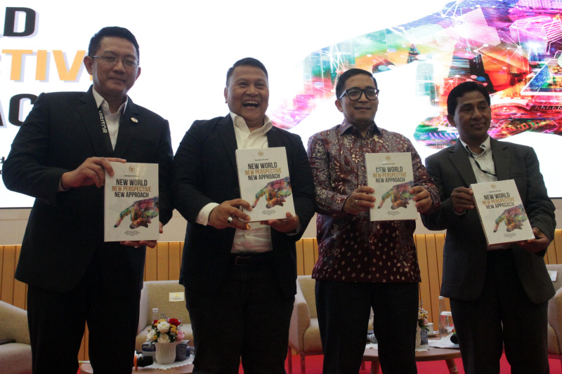 Ketua BKSAP DPR Mardani Ali Sera meluncurkan buku