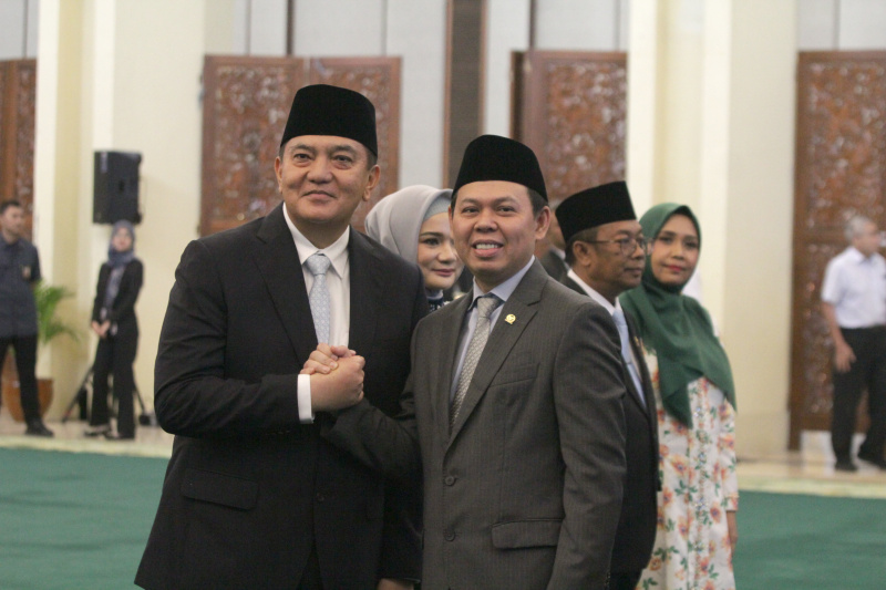 Ketua DPD Ri Sultan B Najamudin resmi melantik Sekjen DPD Irjen Pol Mohammad Iqbal (Ashar/SinPo.id)