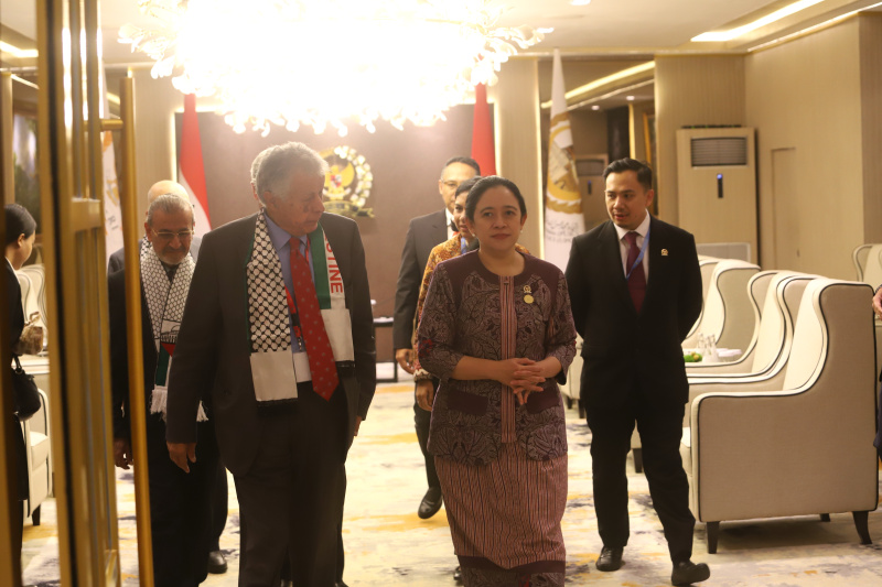 Ketua DPR RI Puan Maharani dan Kepala Delegasi Parlemen Palestina Mohammad Mousa Subeih Zeidan di Ruang Delegasi Nusantara II (SinPo.id/ Ashar)
