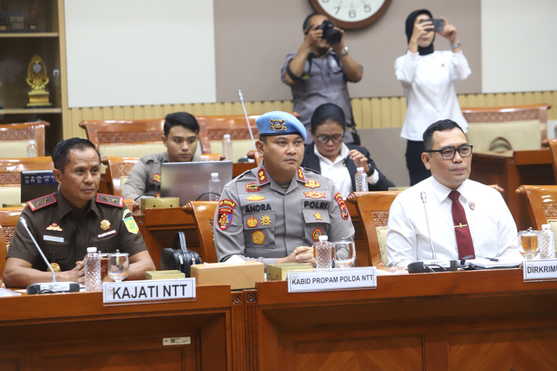 Komisi III DPR gelar RDP dengan Dir PPA Mabes Polri dan Kejati NTT, Kabid Propam Polda NTT dan Dirkrimum Polda NTT membahas terkait kasus dugaan pelecehan mantan Kapolres Ndaga (Ashar/SinPo.id)