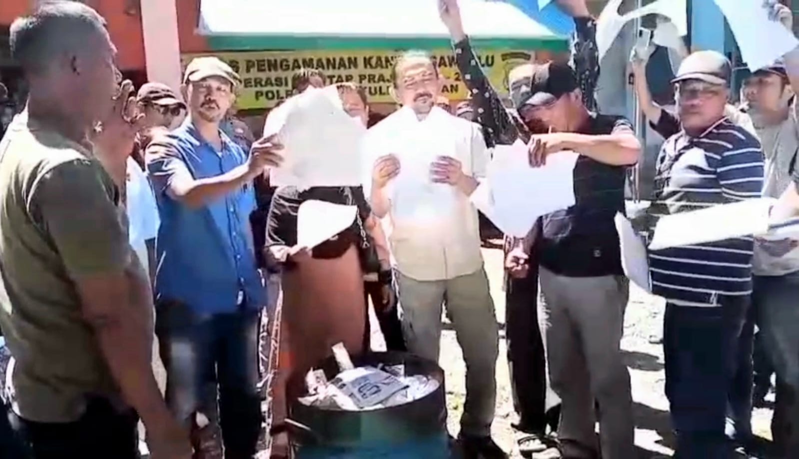 Massa membakar laporan di Bawaslu Bengkulu Selatan (SinPo.id/ Tim Media)