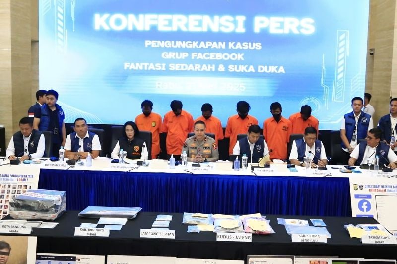 Tersangka dihadirkan dalam konferensi pers ungkap kasus asusila dan pornografi terkait konten inses di grup Facebook di Gedung Bareskrim Polri, Jakarta. (SinPo.id/Dok. Polri)
