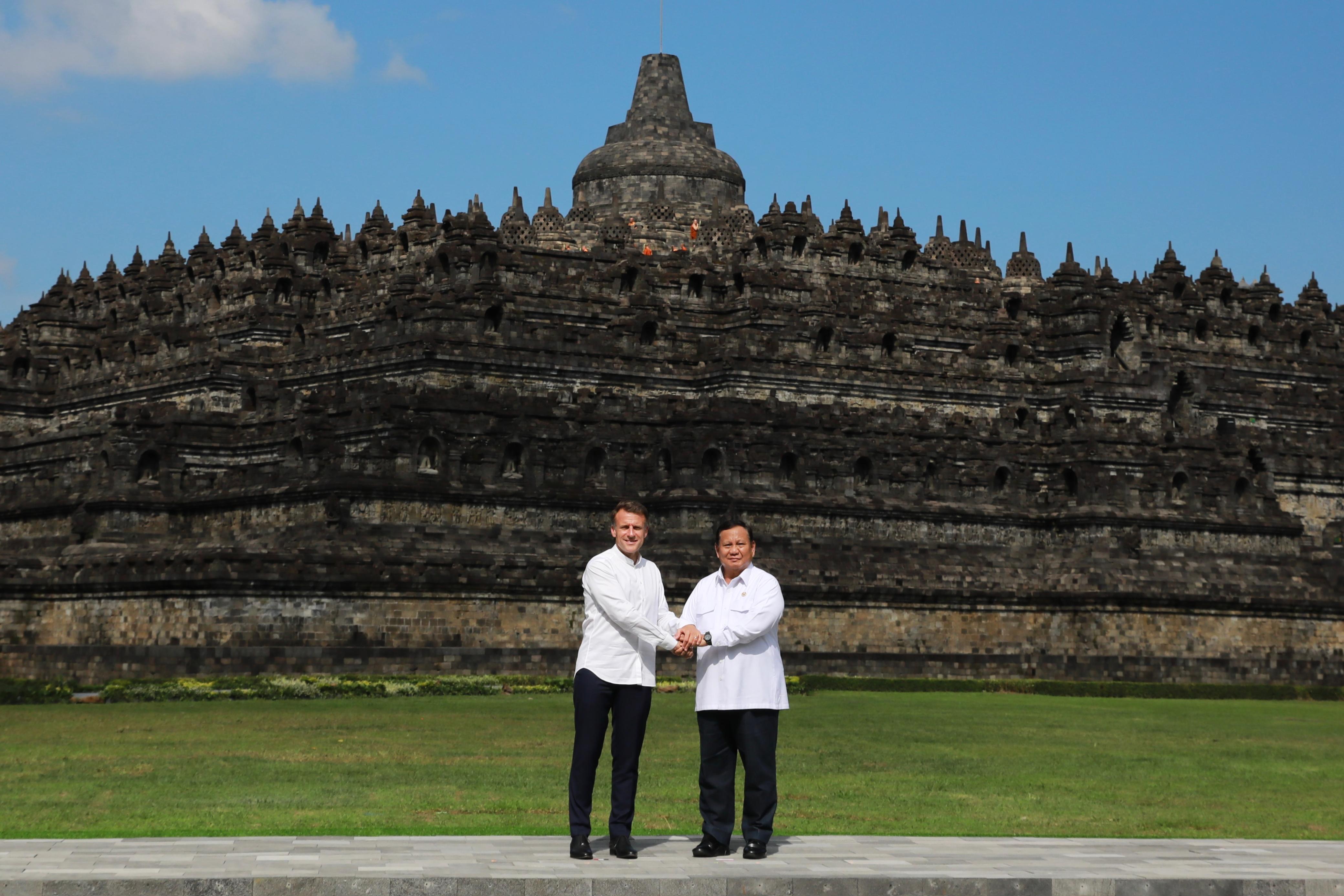 Presiden Prabowo bersama Presiden Macron di Candi Borobudur (SinPo.id/Tim Media)