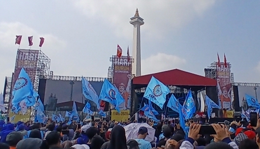 Ratusan ribu buruh memadati panggung utama May Day di Monas (SinPo.id/ Tio Pirnando)
