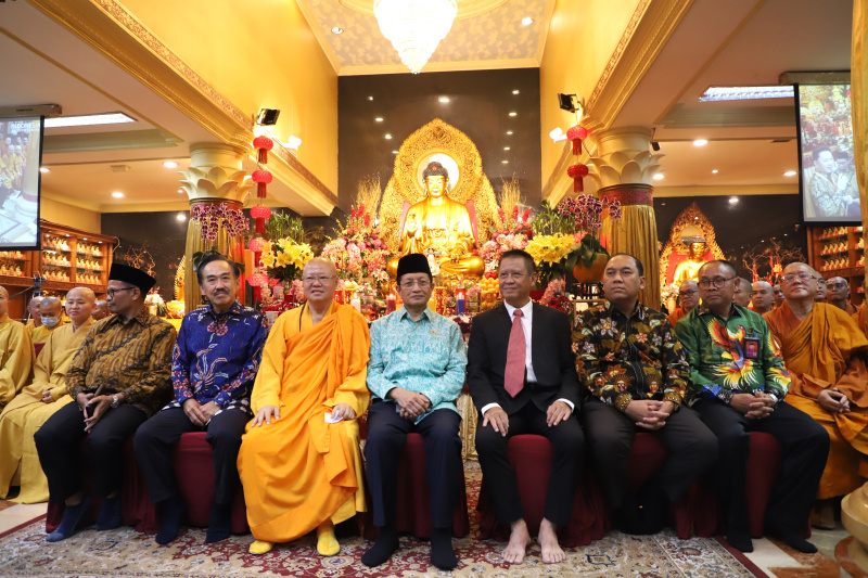Menag Nasaruddin Umar menghadiri Perayaan Tri Suci Waisak 2025 di Wihara Ekayana Arama (SinPo.id/Ashar)
