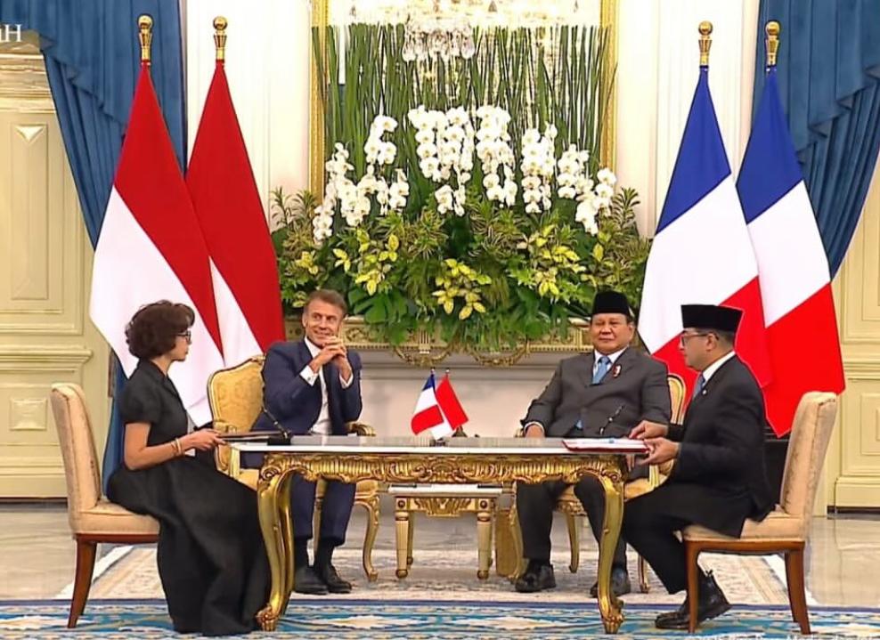 Menekraf Teuku Riefky Harsya menandatangani kerja sama bilateral ekonomi kreatif di hadapan Presiden RI Prabowo Subianto-Presiden Prancis Emmanuel Macron. (SinPo.id/Dok. Kemenekraf)