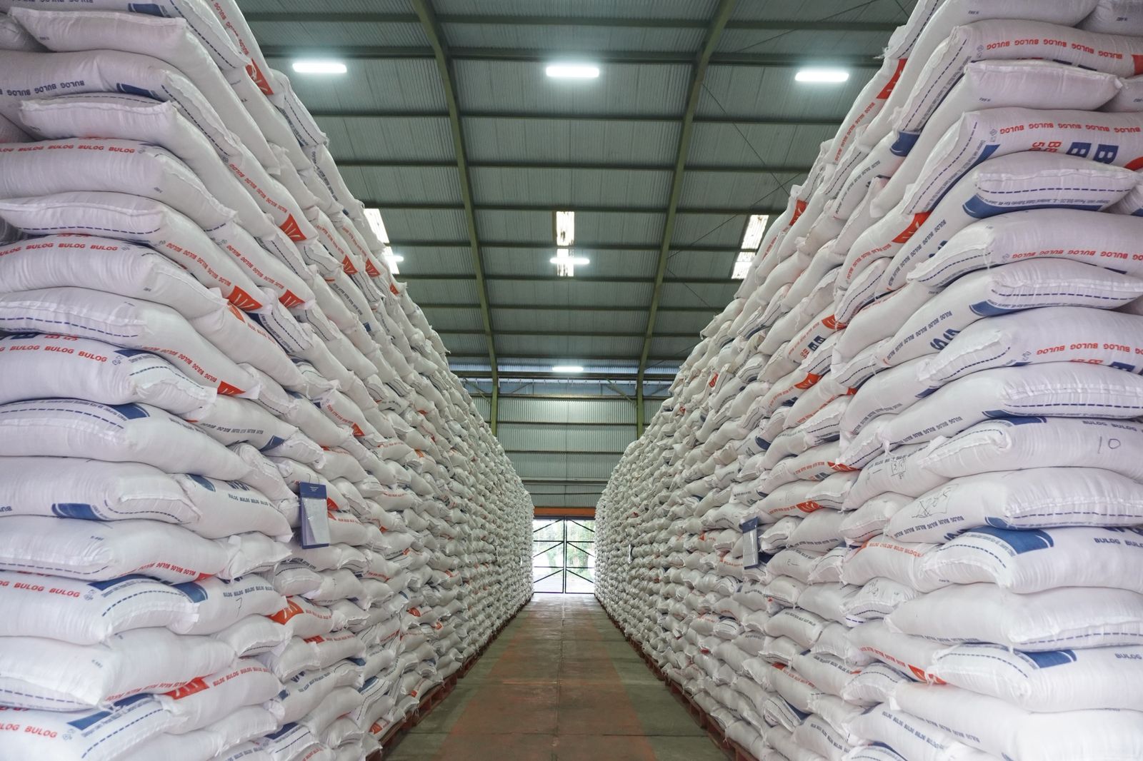 Ilustrasi gudang stok beras pemerintah. (SinPo.id/Ashar)