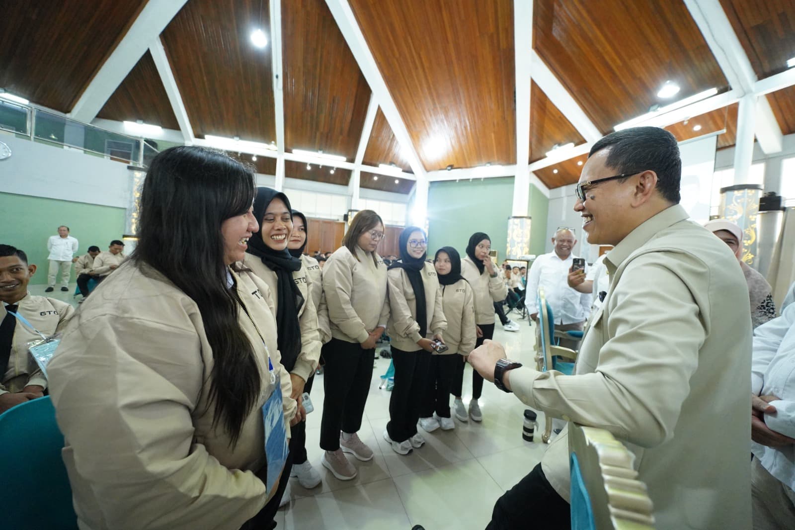 Menteri P2MI Abdul Kadir Karding melepas pekerja migran ke Korea. (SinPo.id/dok. KP2MI)