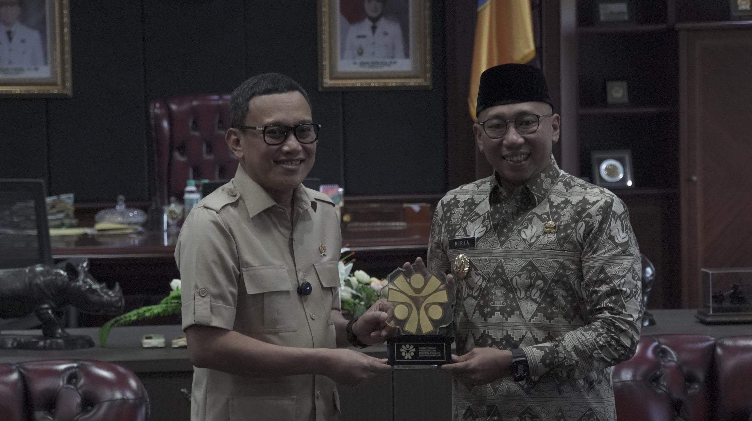Menteri P2MI Abdul Kadir Karding dan Gubernur Lampung Rahmat Mirzani Djausal.  (SinPo.id/dok. KP2MI)