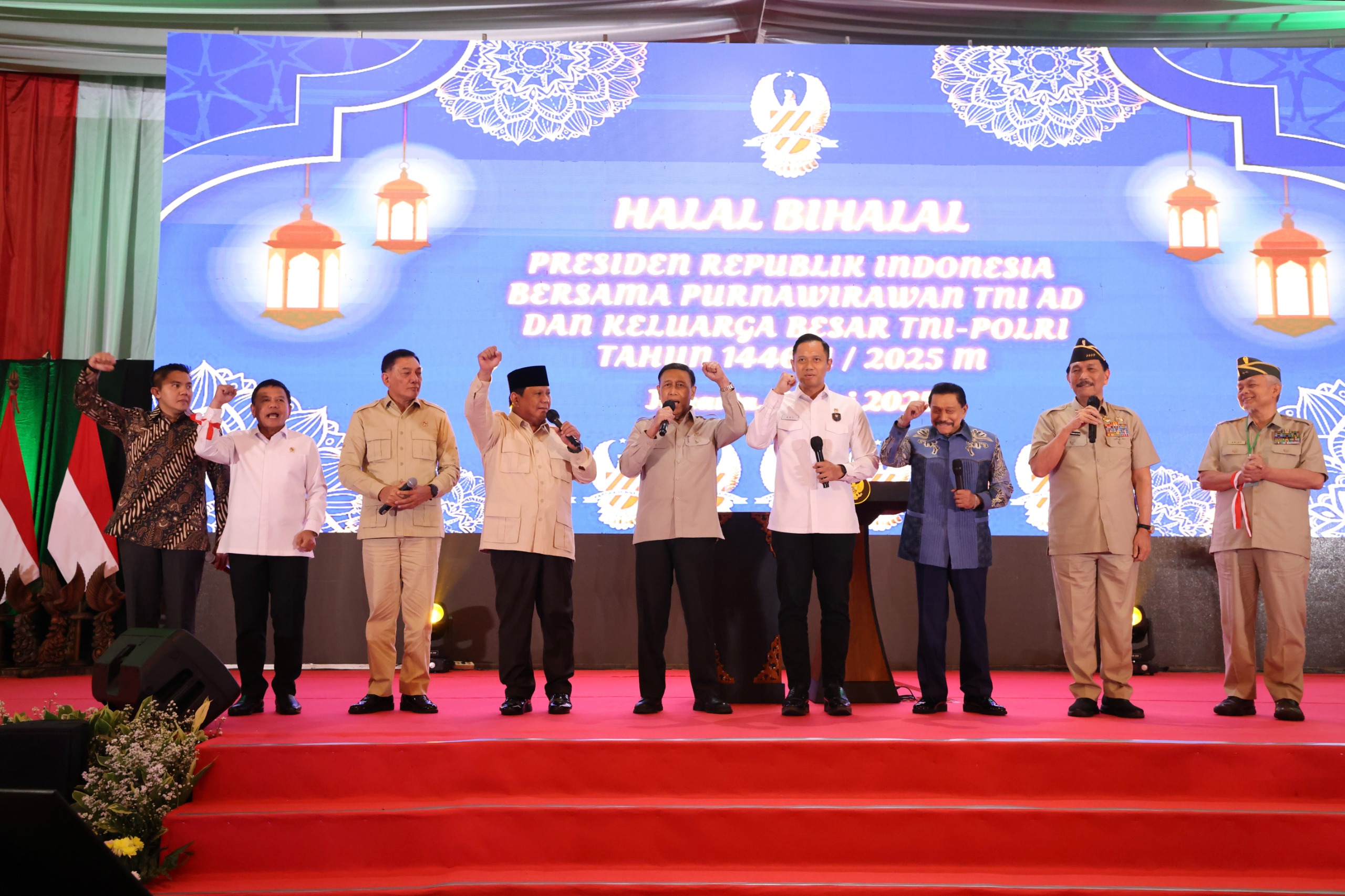 Presiden Prabowo Kompak Nyanyi “Hymne Taruna” di Acara Halal Bihalal bersama Purnawirawan TNI (SinPo.id/Tim Media)