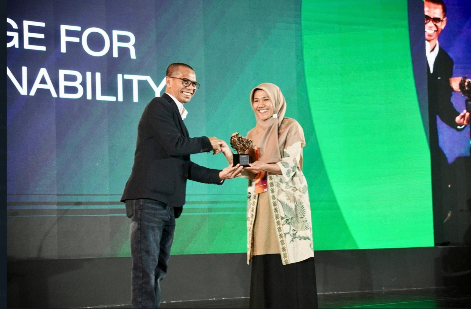 Nasabah PNM Mekaar, Ema Suranta, meraih penghargaan pada ajang Mata Lokal Award 2025. (SinPo.id/Istimewa)