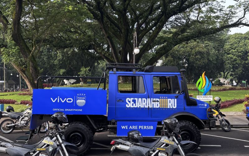 Kendaraan taktis Unimog digunakan Persib dalam pawai perayaan juara Liga 1 Indonesia 2024/2025 yang digelar dari Balai Kota hingga Gedung Sate. (SinPo.id/Antara)