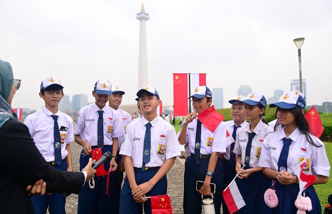 Pelajar sambut kedatangan PM Li Qiang di Kawasan Monas (SinPo.id/Setpres)
