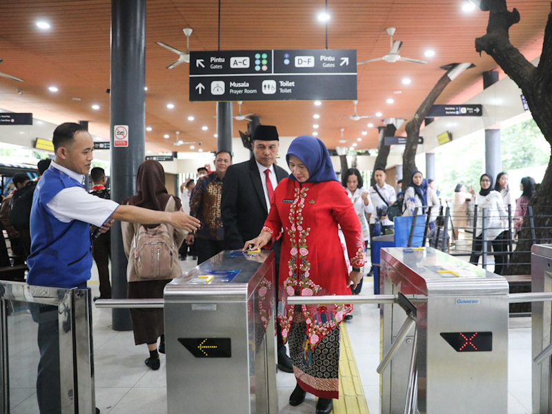 Pejabat DKI Gunakan Transportasi Umum saat Pelantikan (SinPo.id/Beritajakarta)