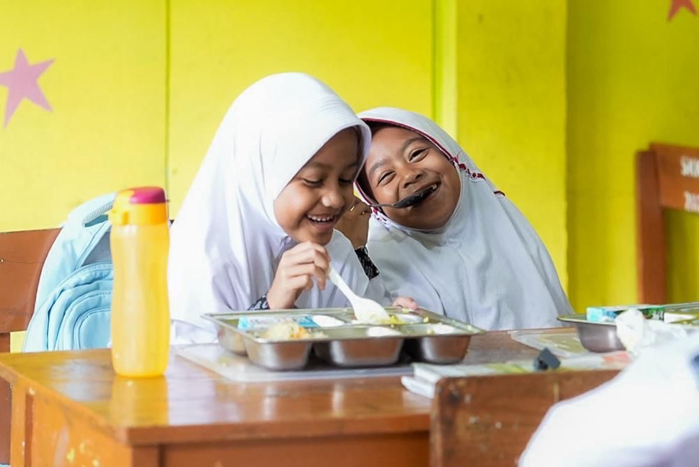 Siswa SDN 101 Sukakarya, Kelurahan Sukamiskin, Kecamatan Arcamanik menikmati MBG (SinPo.id/PCO)