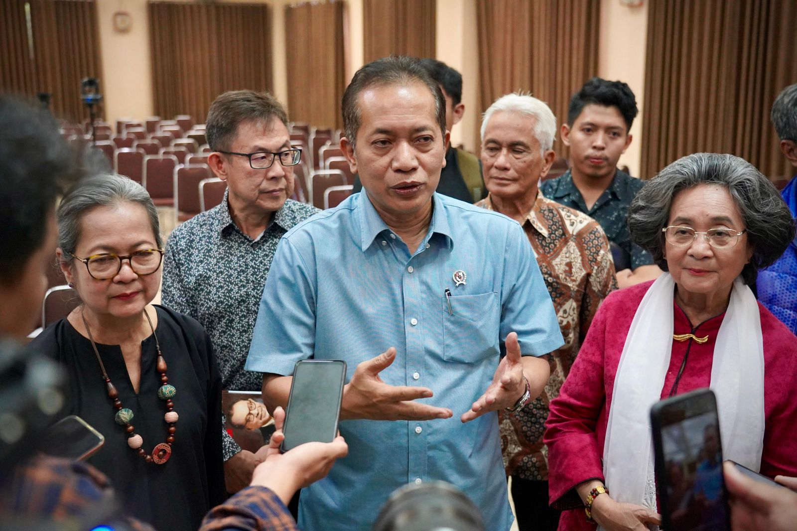 Wamenkop Ferry diapit dua putri Bung Hatta, Meutia dan Halida (SinPo.id/ Dok. Kemenkop)