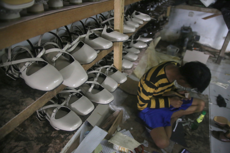 Pekerja sedang menyelesaikan pembuatan sepatu di kawasan Serua, Depok (Ashar/SinPo.id)