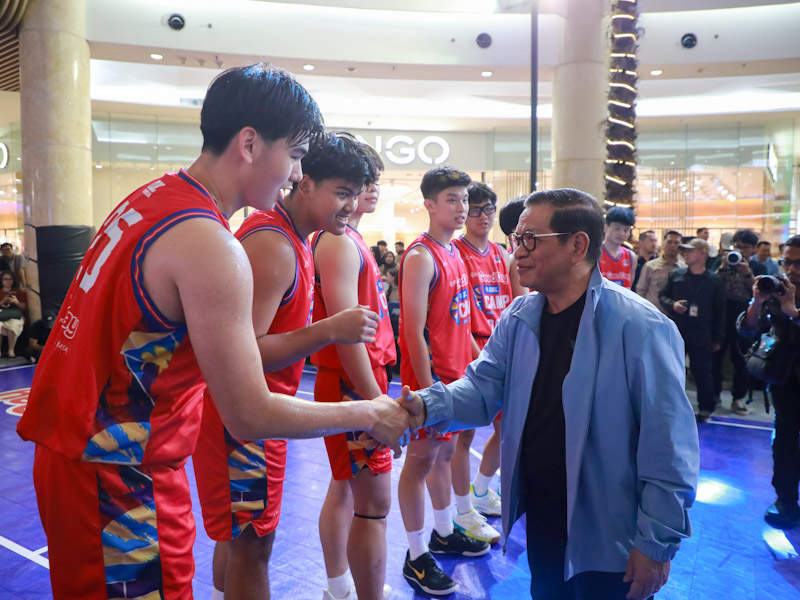 Gubernur DKI Jakarta bersama para pemain basket tingkat SMA (SinPo.id/Beritajakarta)