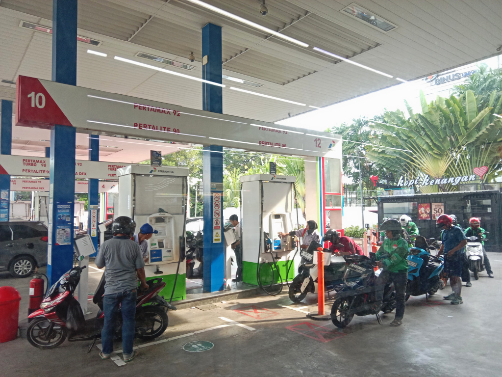 Gubernur DKI Jakarta Pramono Anung resmi menurunkan pajak BBM Jakarta menjadi 5 persen untuk kendaraan pribadi, sedangkan untuk kendaraan umum 2 persen (Ashar/SinPo.id)