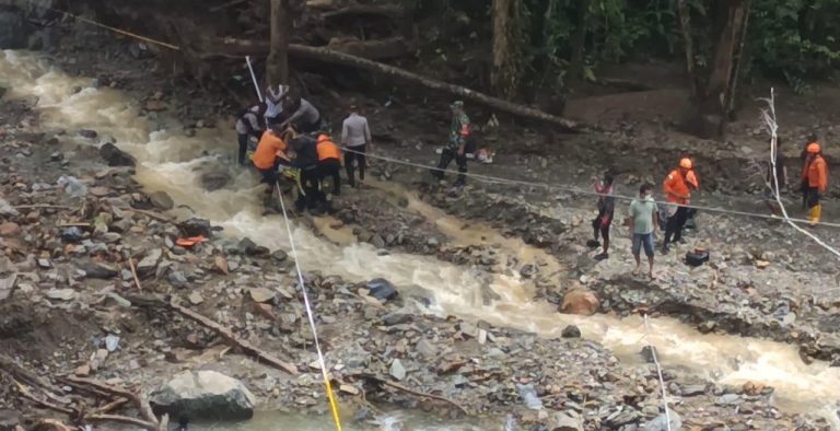 Pencarian korban banjir Arfak (SinPo.id/ Humas Polri)