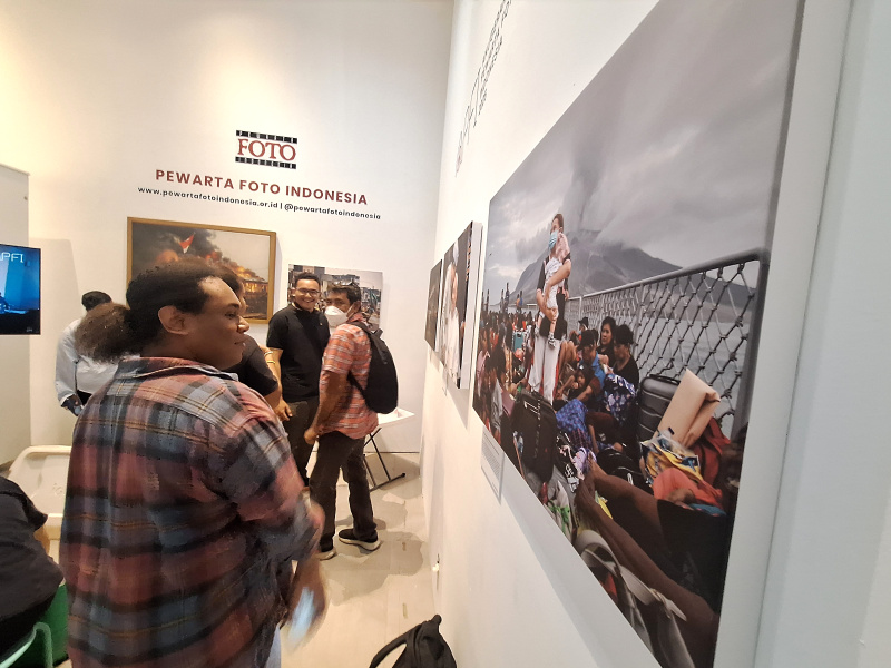 Pengunjung sedang melihat pameran foto Pewarta Foto Indonesia dalam peringati Hari Kebebasan Pers di TIM (Ashar/SinPo.id)
