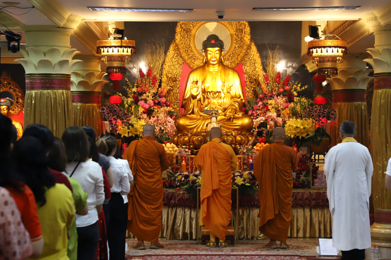 Para pemuka agama Buddha memimpin umat menggelar ritual perayaan Waisak 2025 (SinPo.id/Ashar)