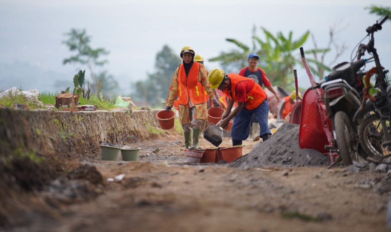 Ilustrasi pekerja sedang membangun jalan. (SinPo.id/dok. Kemen PU)