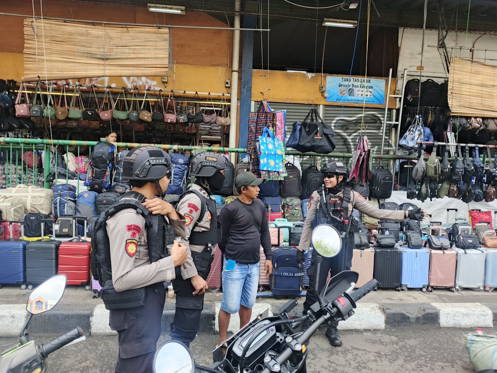 Anggota yang menggelar patroli di Stasiun Gambir-Senen (SinPo.id/Dok.PMJ)