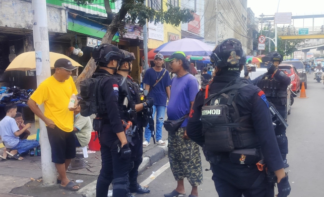 Anggota Brimob Polda Metro Jaya menggelar patroli di titik rawan kejahatan (SinPo.id/Dok.PMJ)