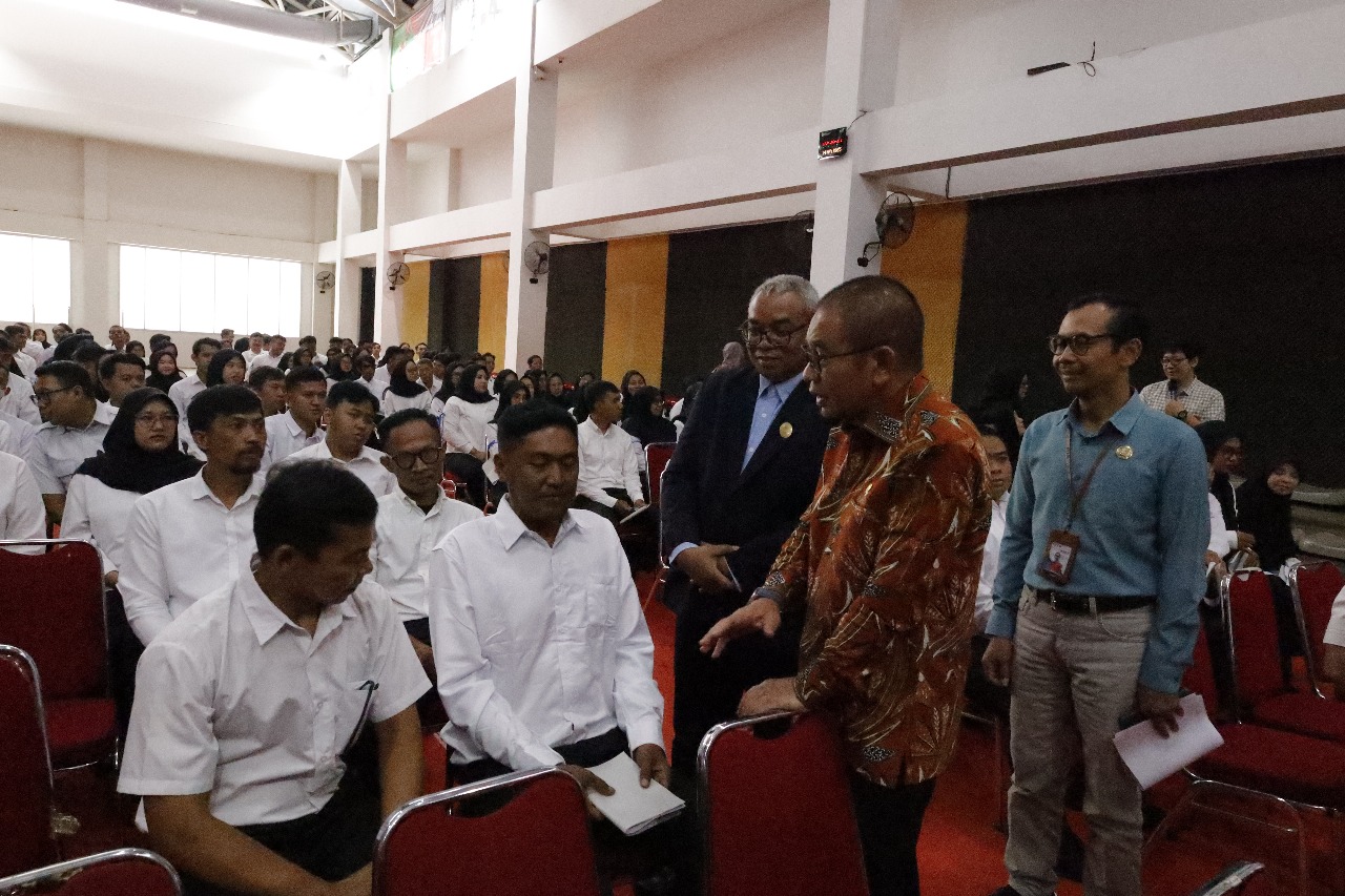 Anggota komisi II DPR RI, Wahyudin Noor Aly berdailog dengan peserta seleksi kompetensi PPPK di Sportainment Telkom, Kota Bandung, Rabu 14 Mei 2025
