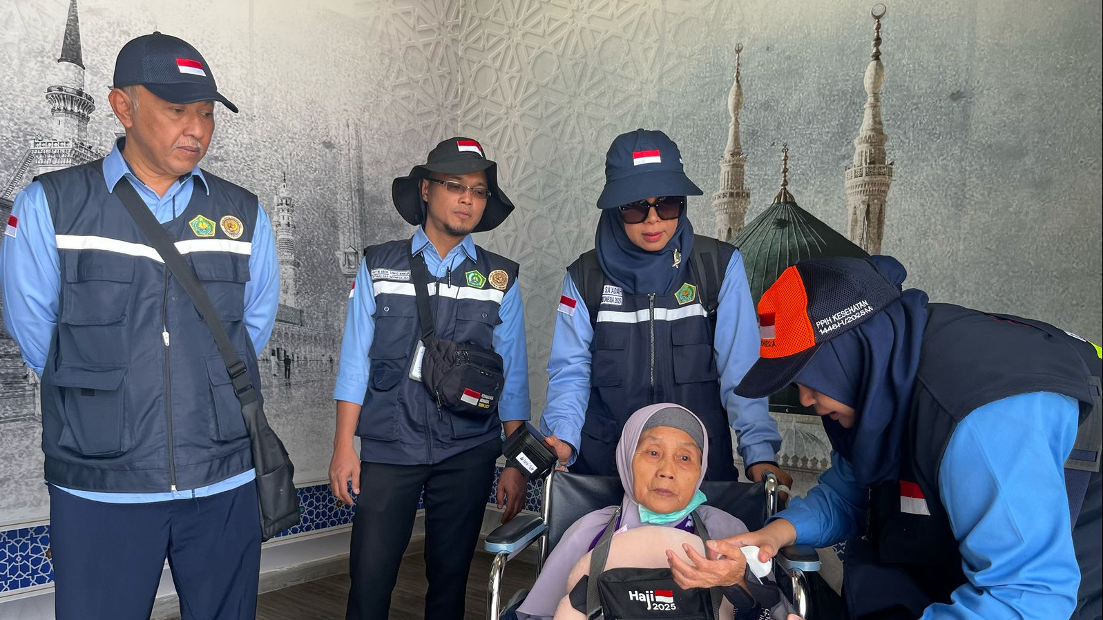 Petugas haji mengecek kondisi kesehatan jemaah setibanya di Bandara AMAA Madinah (SinPo.id/Kemenag)