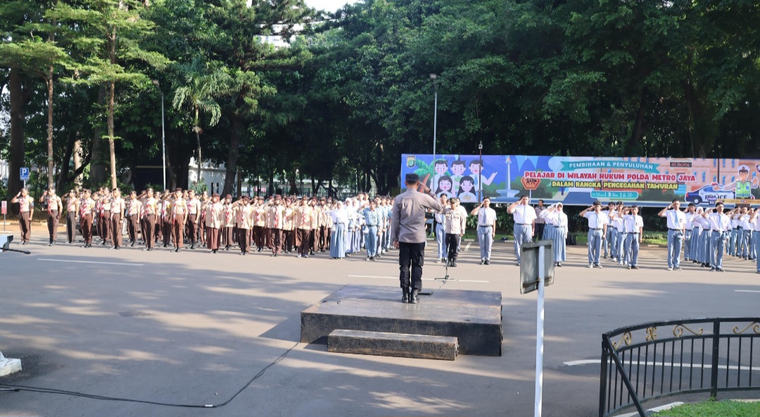 Anggota polisi saat menggelar Binluh (SinPo.id/Humas PMJ)