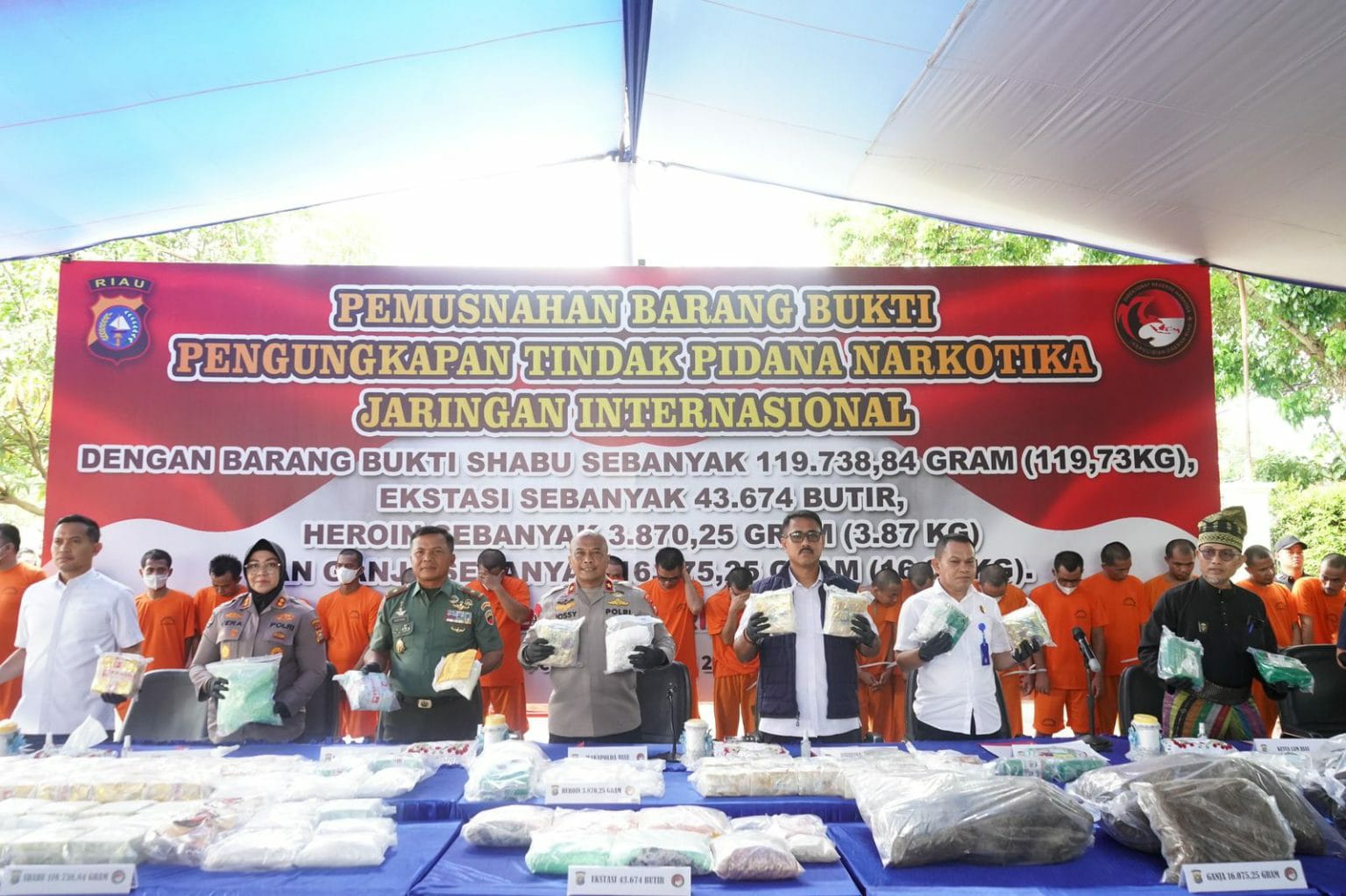 Pemusnahan barang bukti narkoba di Mapolda Riau (SinPo.id/ Humas Polri)