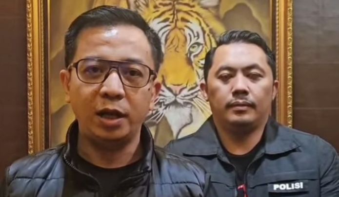 Kasubdit 3 Ditresnarkoba Polda Metro Jaya, AKBP Ade Chandra (kiri) (SinPo.id/Dok.PMJ)