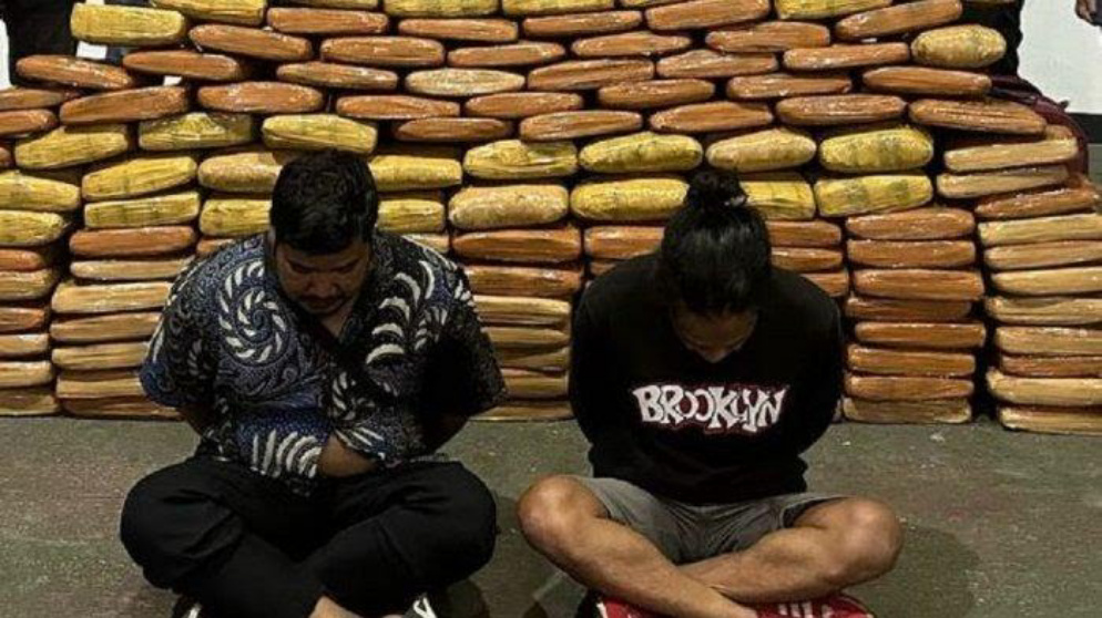Dua pelaku penyelundupan ganja di Tangerang (SinPo.id/Humas PMJ)