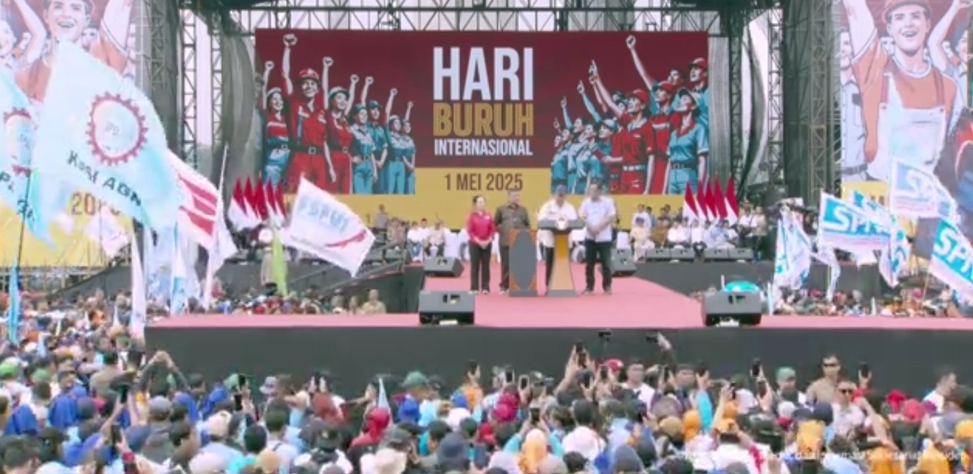 Kapolres Metro Bekasi, Kombes Pol Mustofa saat mengawal massa menuju Monas (SinPo.id/ Dok.Polres Bekasi)