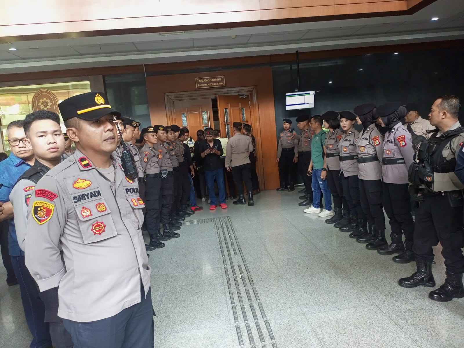 Personel yang mengawal sidang Hasto Kristiyanto (SinPo.id/Dok.Polres Jakpus)