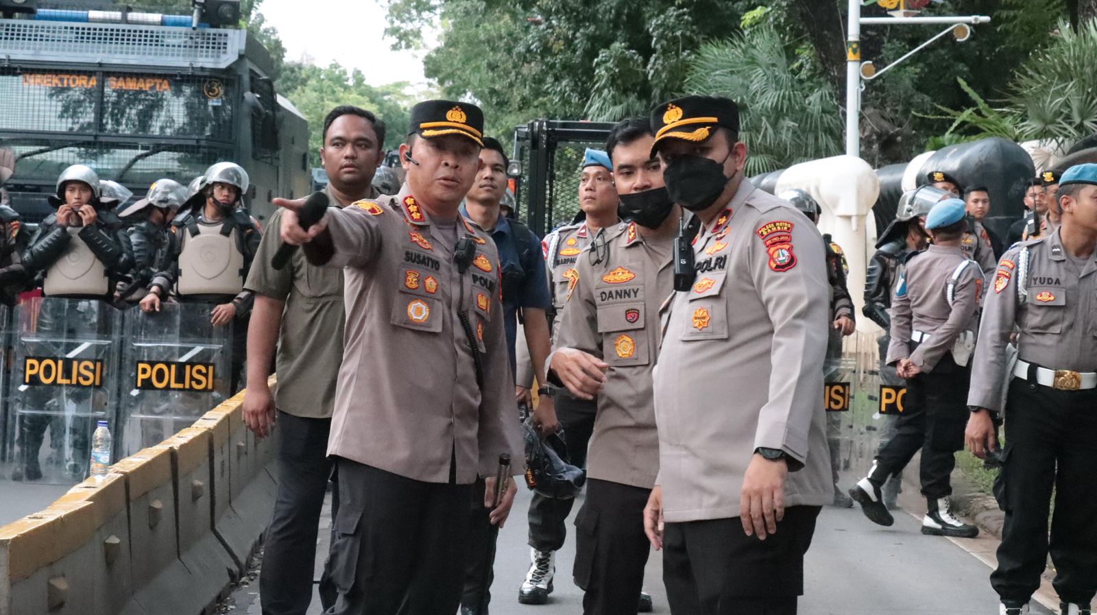 Kapolres Metro Jakarta Pusat, Kombes Susatyo Purnomo Condro saat mengawal aksi (SinPo.id/Dok.Polres Jakpus)