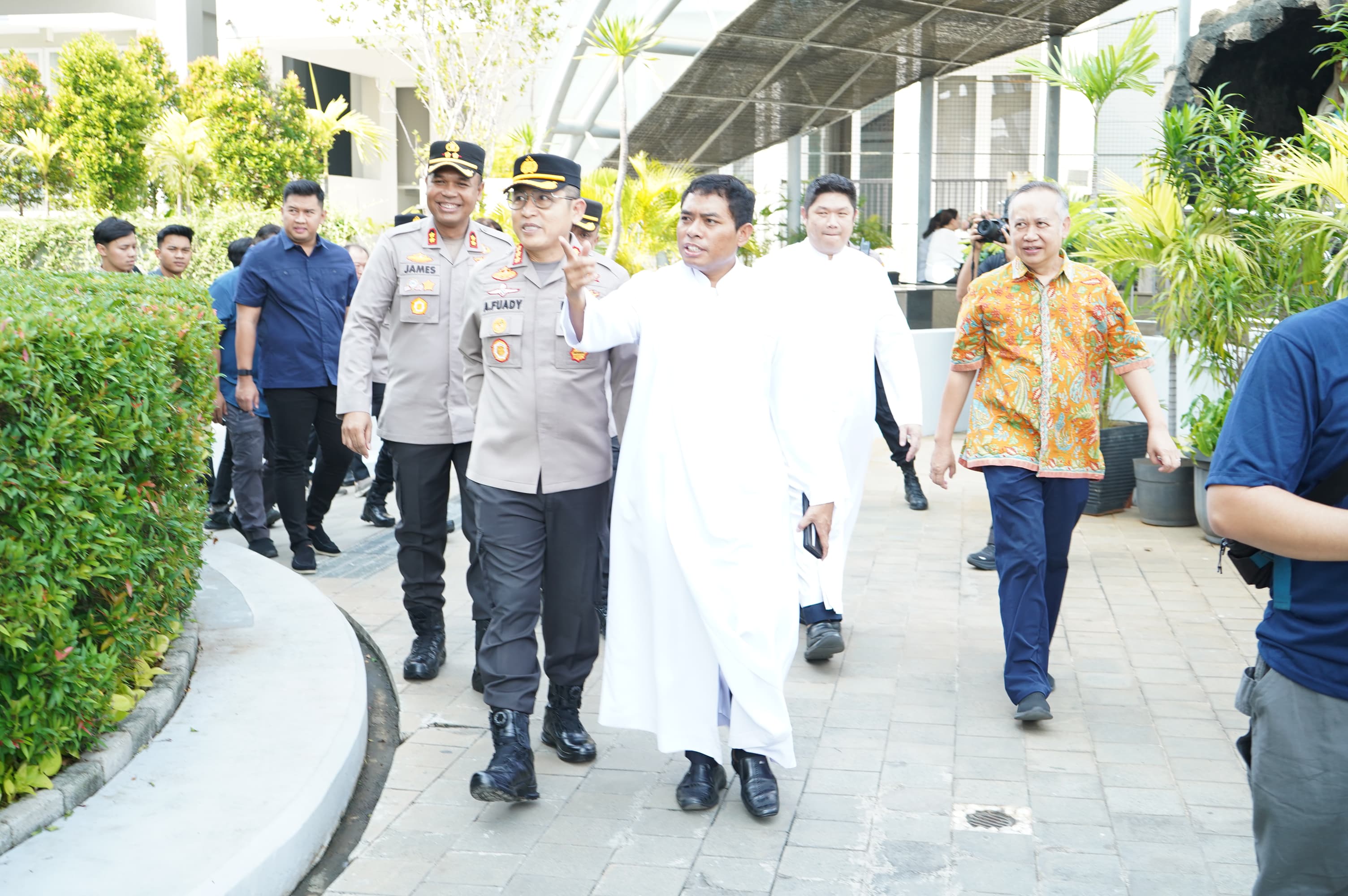 Kapolres Metro Jakarta Utara Kombes Ahmad Fuady saat mengawal keamanan gereja (SinPo.id/Dok.Polres Jakut)