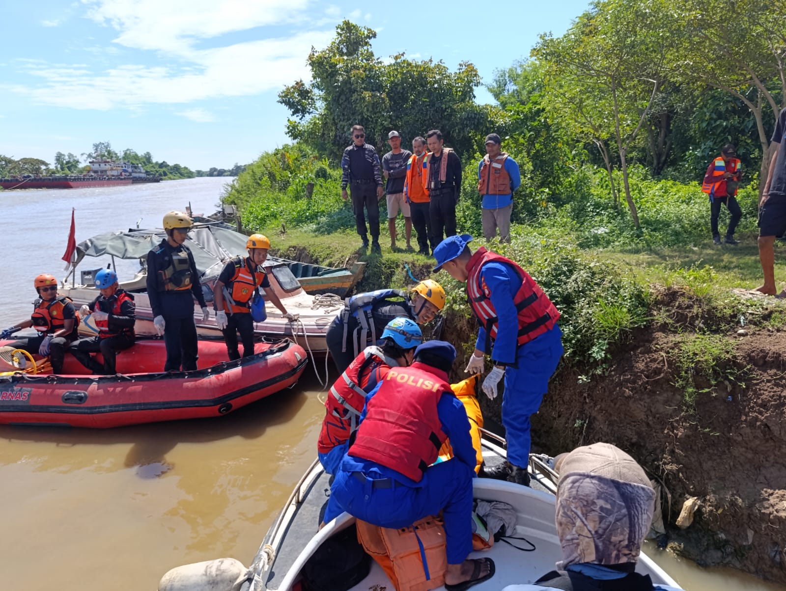 Satu jenazah yang ditemukan di Sungai CBL Bekasi (SinPo.id/Dok.PMJ)